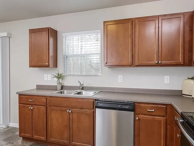 1040 Broken Ridge Dr — Photo 4