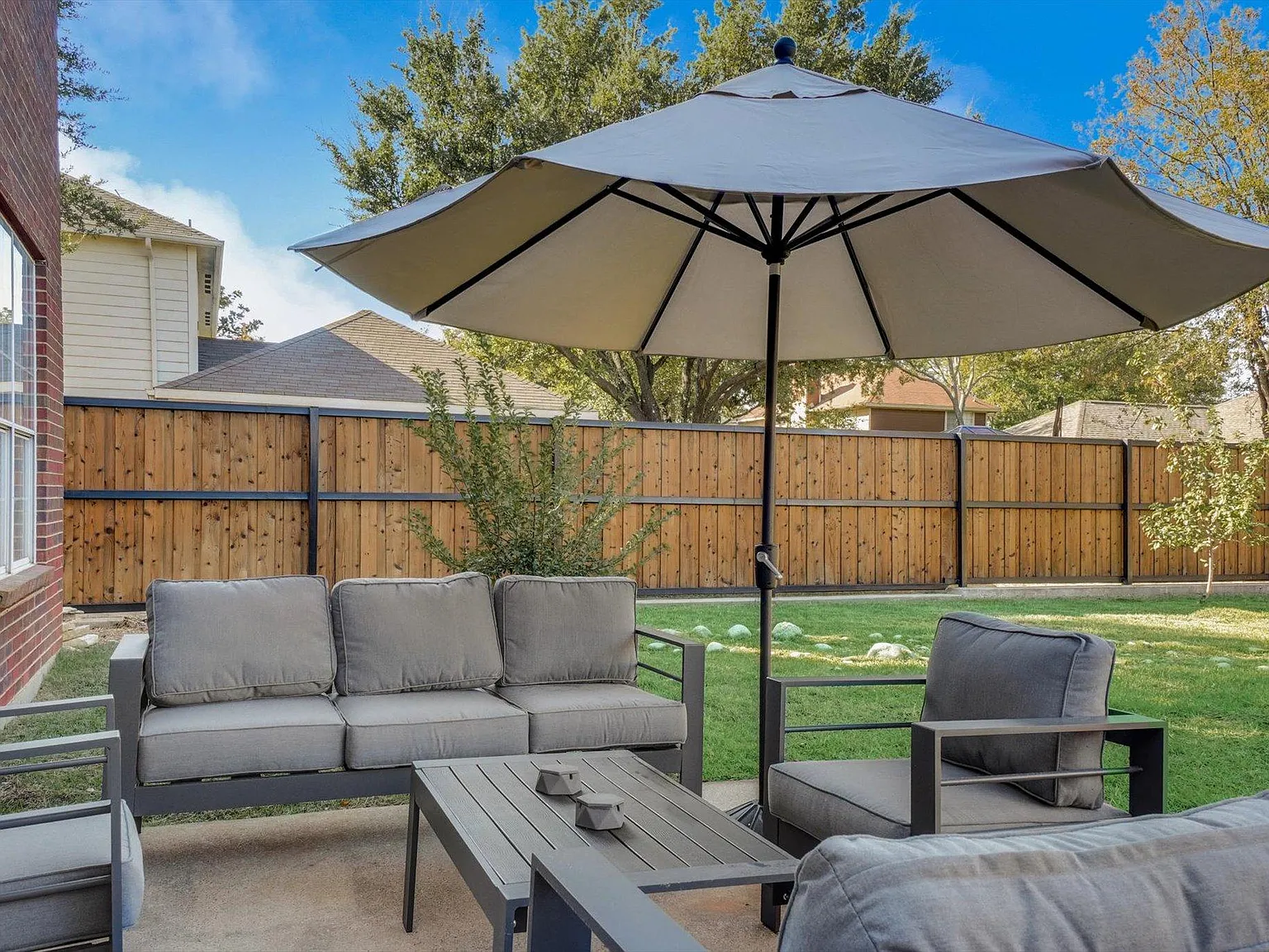 5 bed, 2.5 bath, 2638 sqft, $8,750 — Photo 2