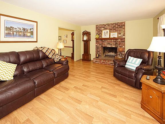 3rd image of 114 Blake Dr