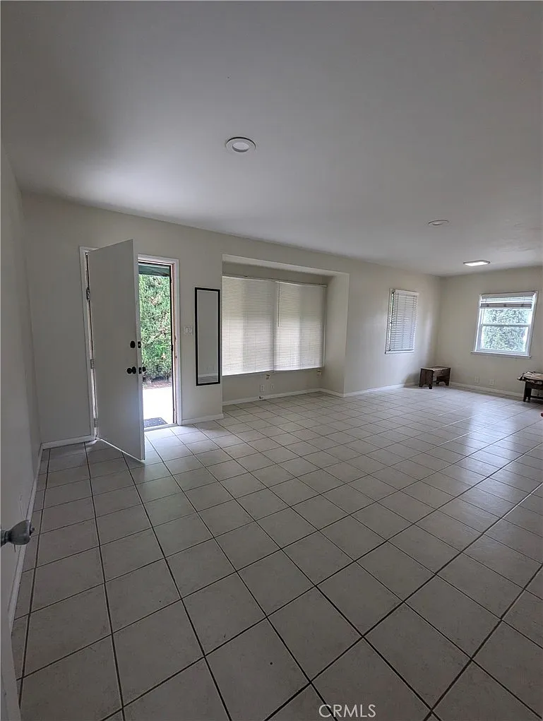3 bed, 1026 sqft, $2,800 — Photo 3