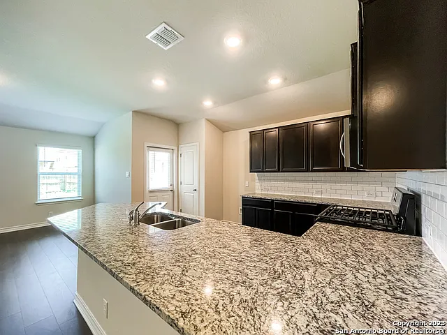 3 bed, 2.0 bath, 1700 sqft, $1,695 — Photo 4