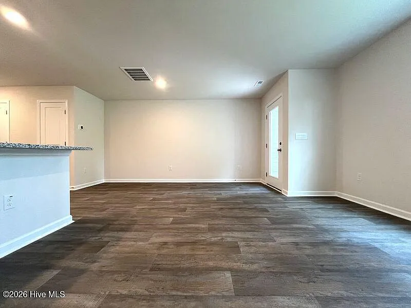 3 bed, 2.5 bath, 1418 sqft, $1,700 — Photo 4