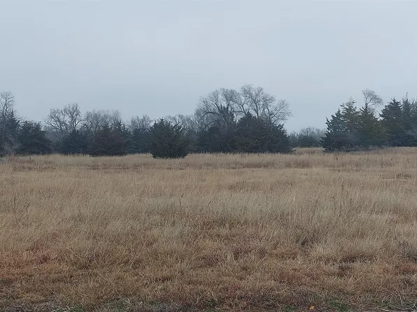 1410 Hollyhock Dr, Hutchinson, KS 67502