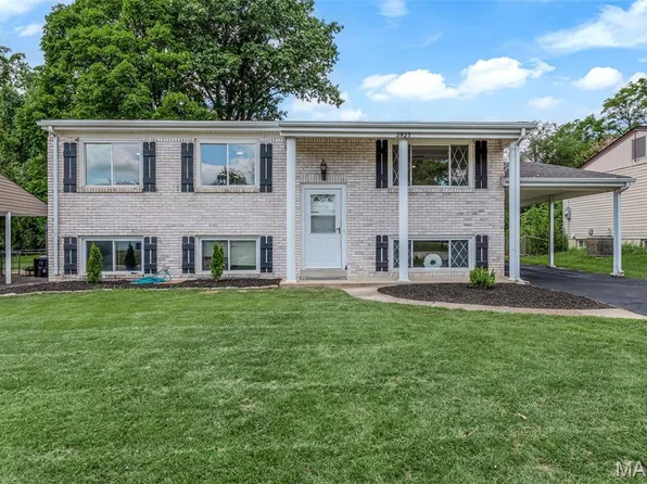 2823 Cherry Point Ln, Maryland Heights, MO 63043