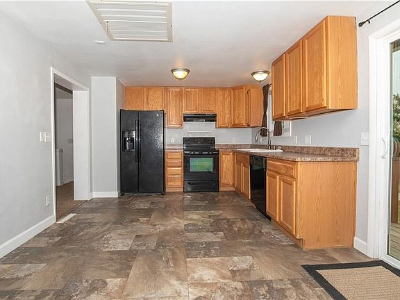 5th image of 2711 Phyllis Cir N