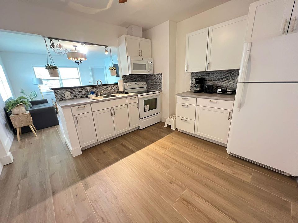 1st image of 1105 NE 10th St APT 1