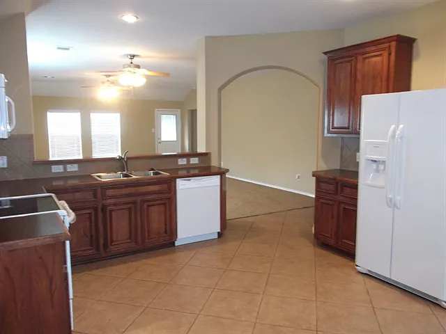 3 bed, 2.0 bath, 1769 sqft, $2,090 — Photo 3