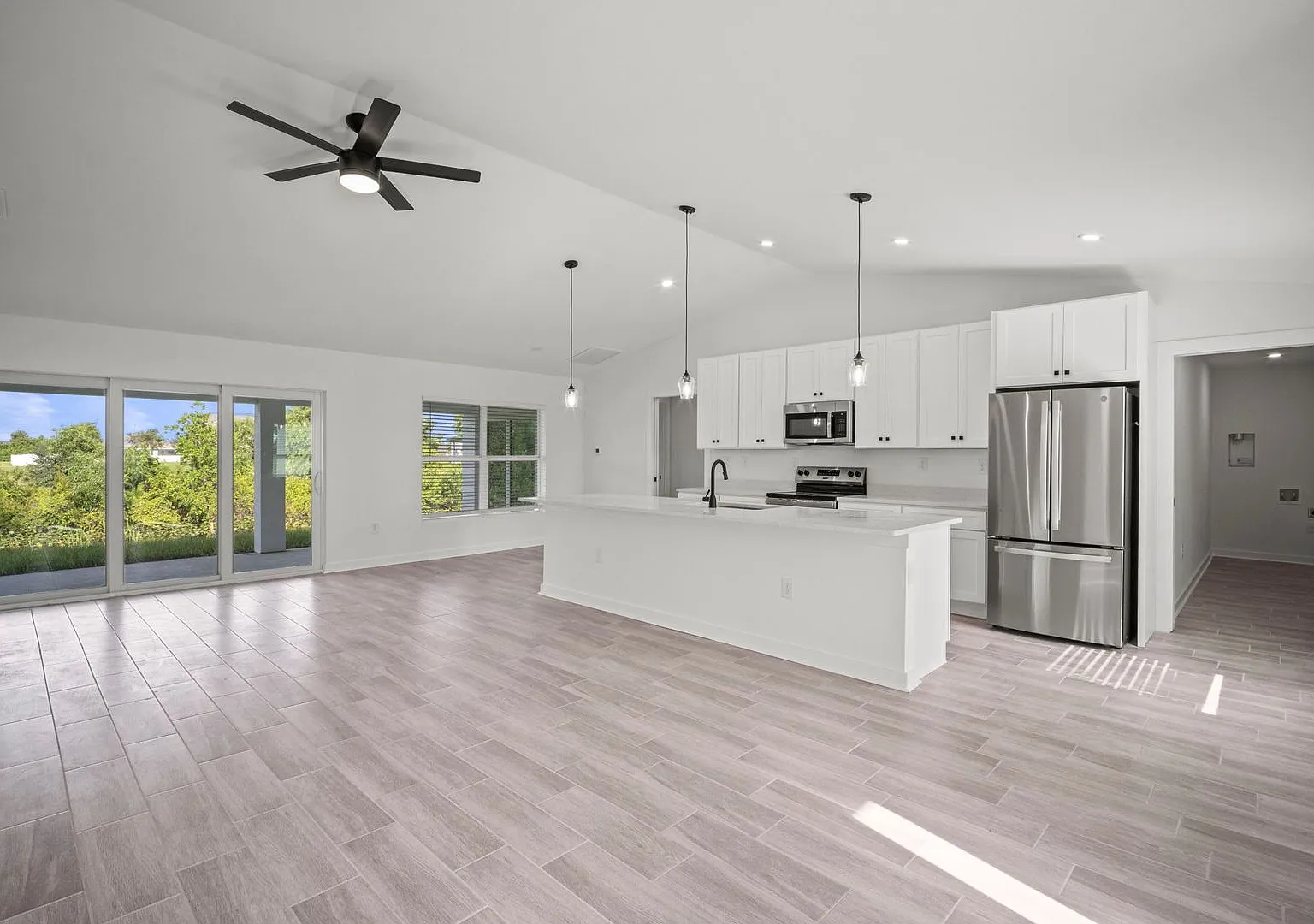 New construction home 4 beds 3 baths in Cape Coral — Photo 4