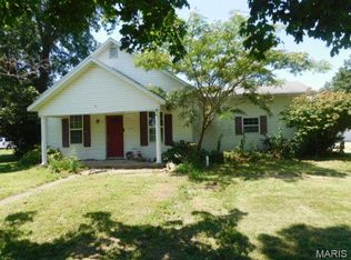 523 N Monroe St, Kinmundy, IL 62854