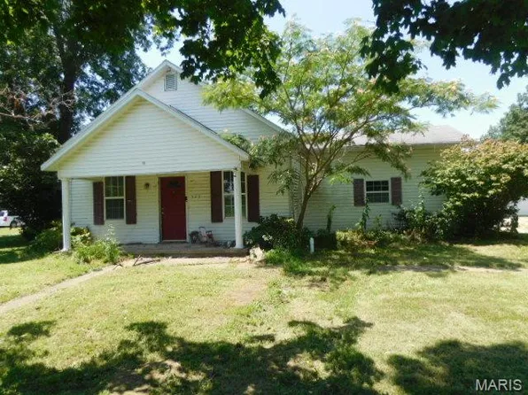 523 N Monroe St, Kinmundy, IL 62854