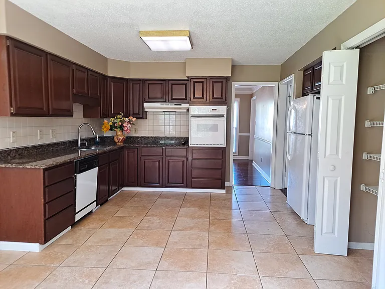 1400 Autumn Ridge Dr — Photo 7