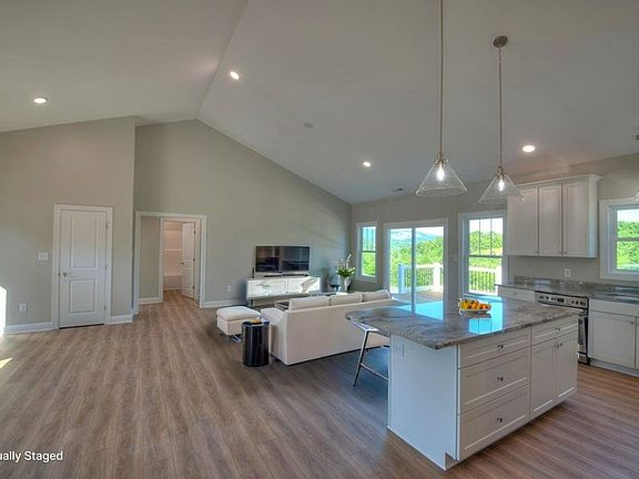 4th image of 63 Woodridge Ln