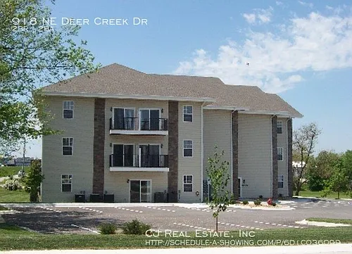 918 NE Deer Creek Dr Photo 1