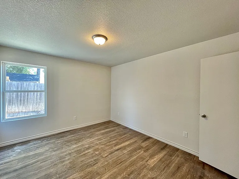 1708 Clovis Dr — Photo 9