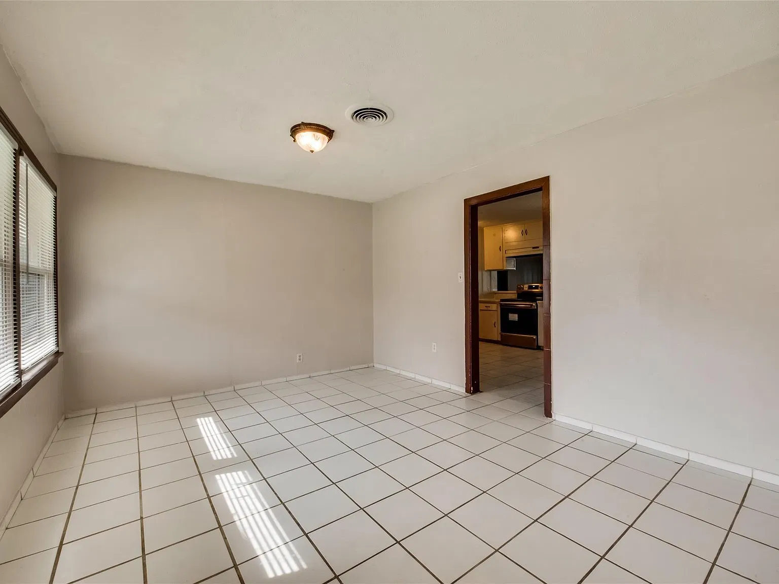 3 bed, 2.0 bath, 1903 sqft, $1,700 — Photo 2