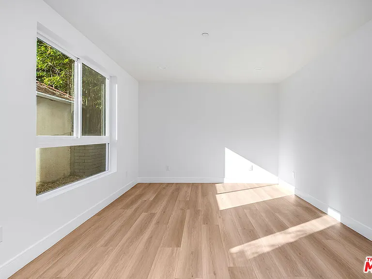 10801 Kling St — Photo 20