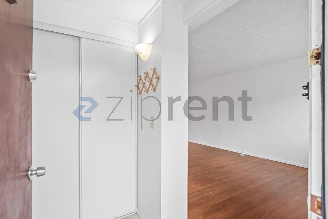 532 Tyrella Ave — Photo 4