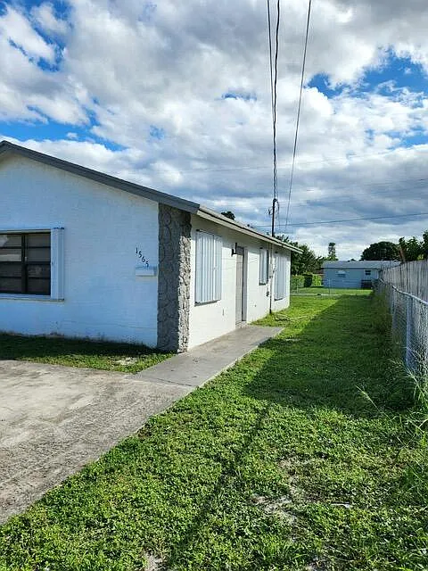 3 bed, 1.0 bath, 864 sqft, $2,300 — Photo 3