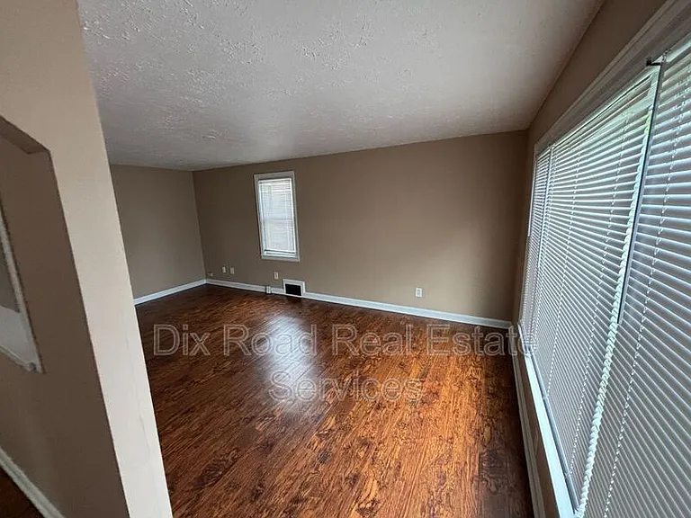1145 Chase Ave — Photo 6