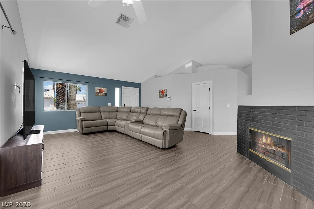 3 bed, 2.0 bath, 1668 sqft, $2,200 — Photo 3