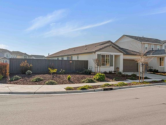 3rd image of 976 Garzas St