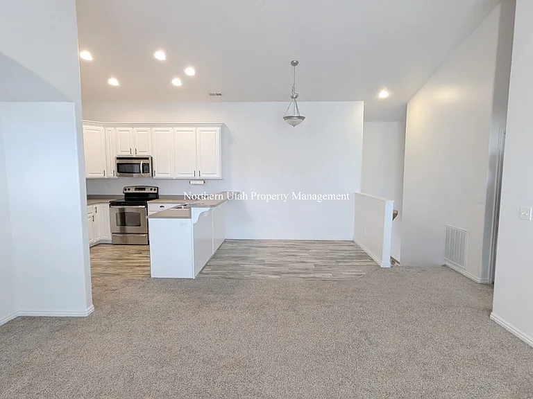 942 Chelsea Ln — Photo 4