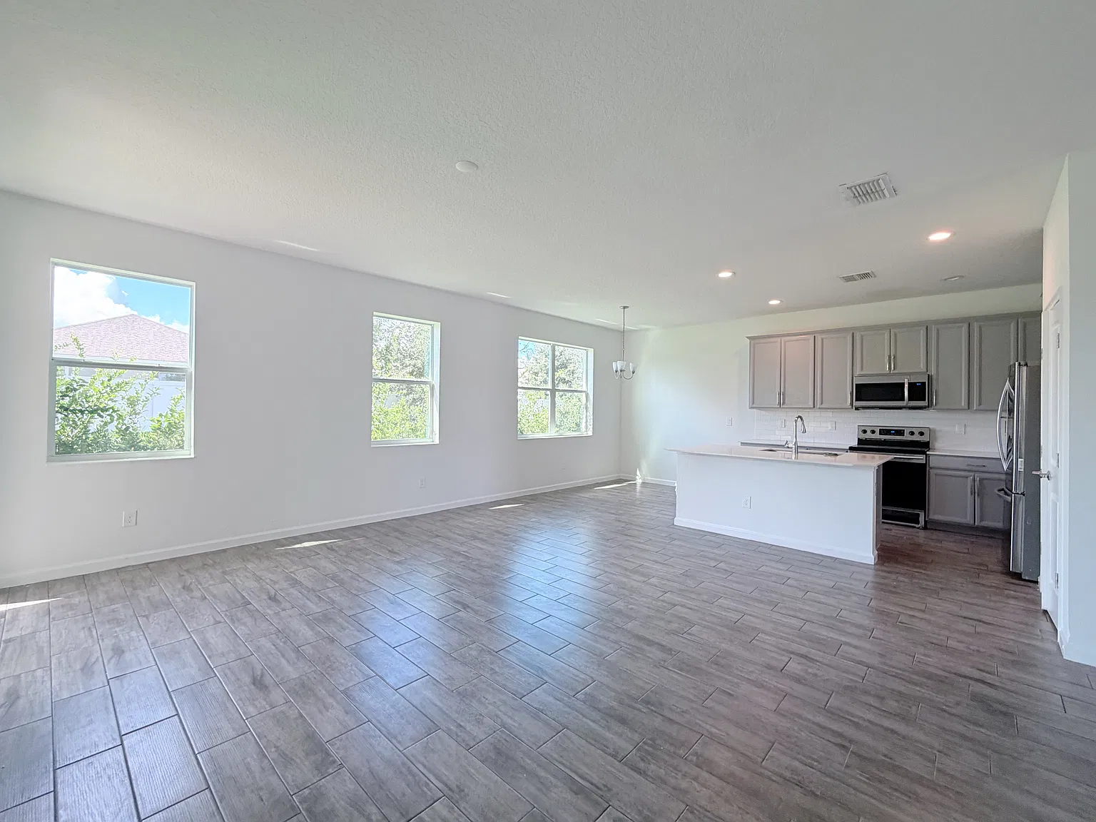 4 bed, 2380 sqft, $2,300 — Photo 3