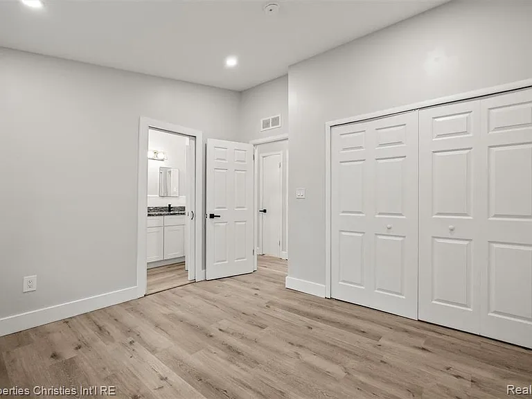 29464 Fairfax St — Photo 15