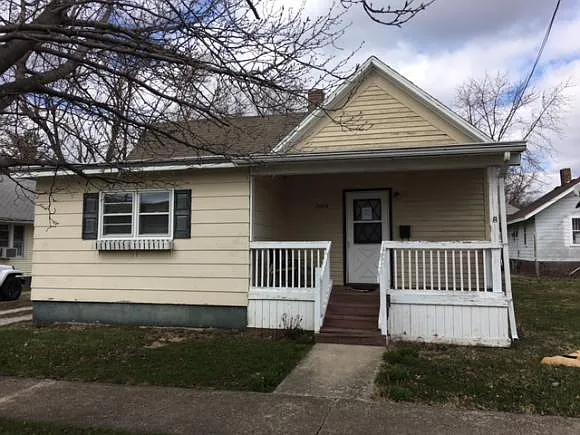 2404 Pine Ave photo 1