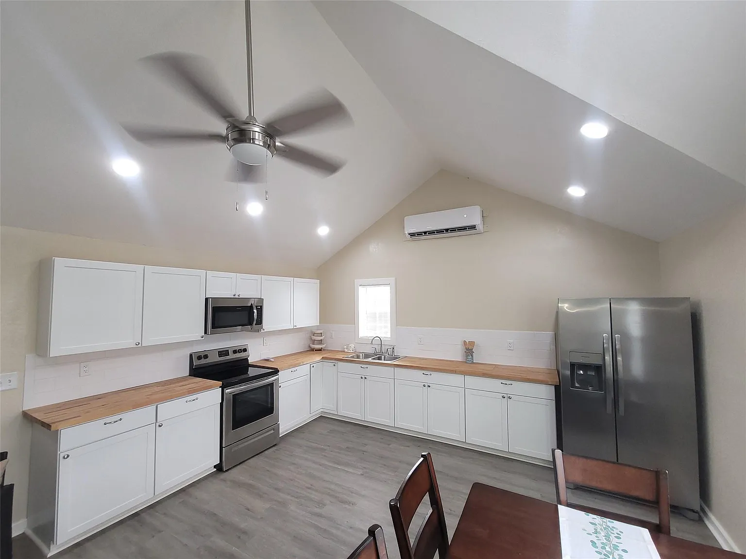 1 bed, 1.0 bath, 1260 sqft, $1,350 — Photo 3