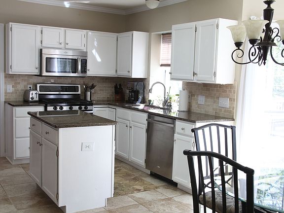 Updated Kitchen with Gas