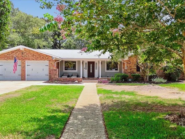 106 Florida Ave, Gulf Breeze, FL 32561