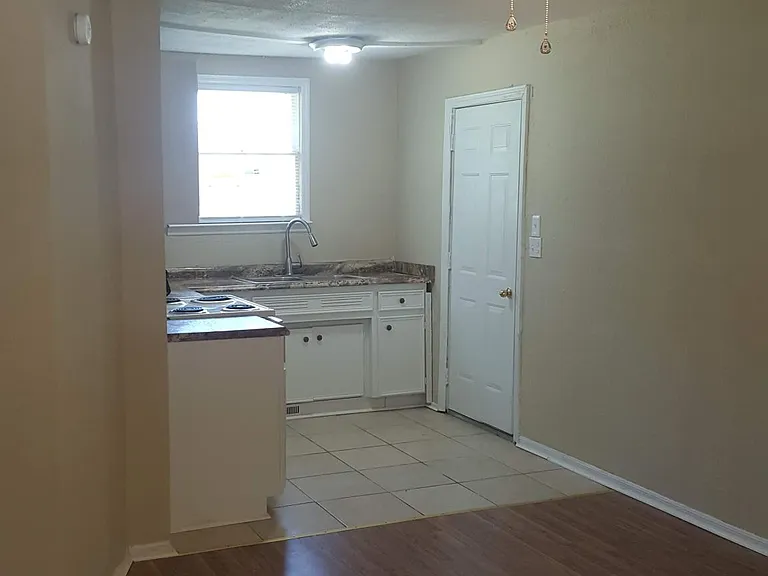 3122 Bell Dr — Photo 2