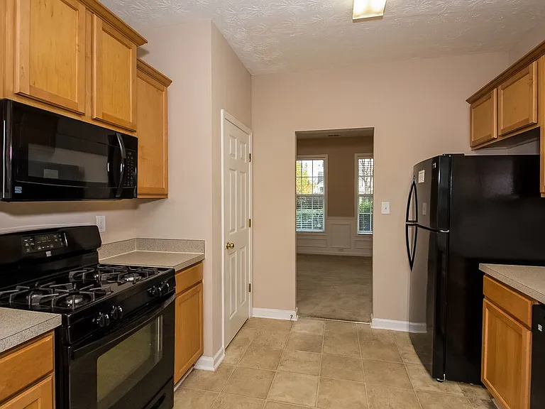 1000 Maple Leaf Dr — Photo 4