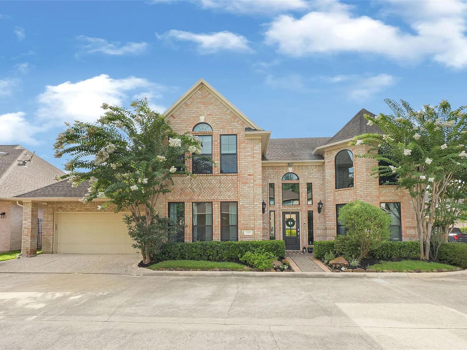 4 bed, 2.5 bath, 2787 sqft, $4,500 — Photo 2