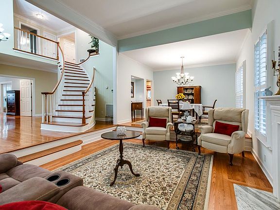 5th image of 812 Hawthorn Cir