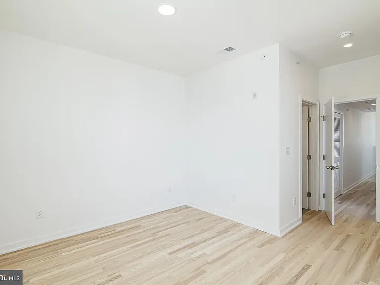 1842 E Harold St #4 — Photo 14