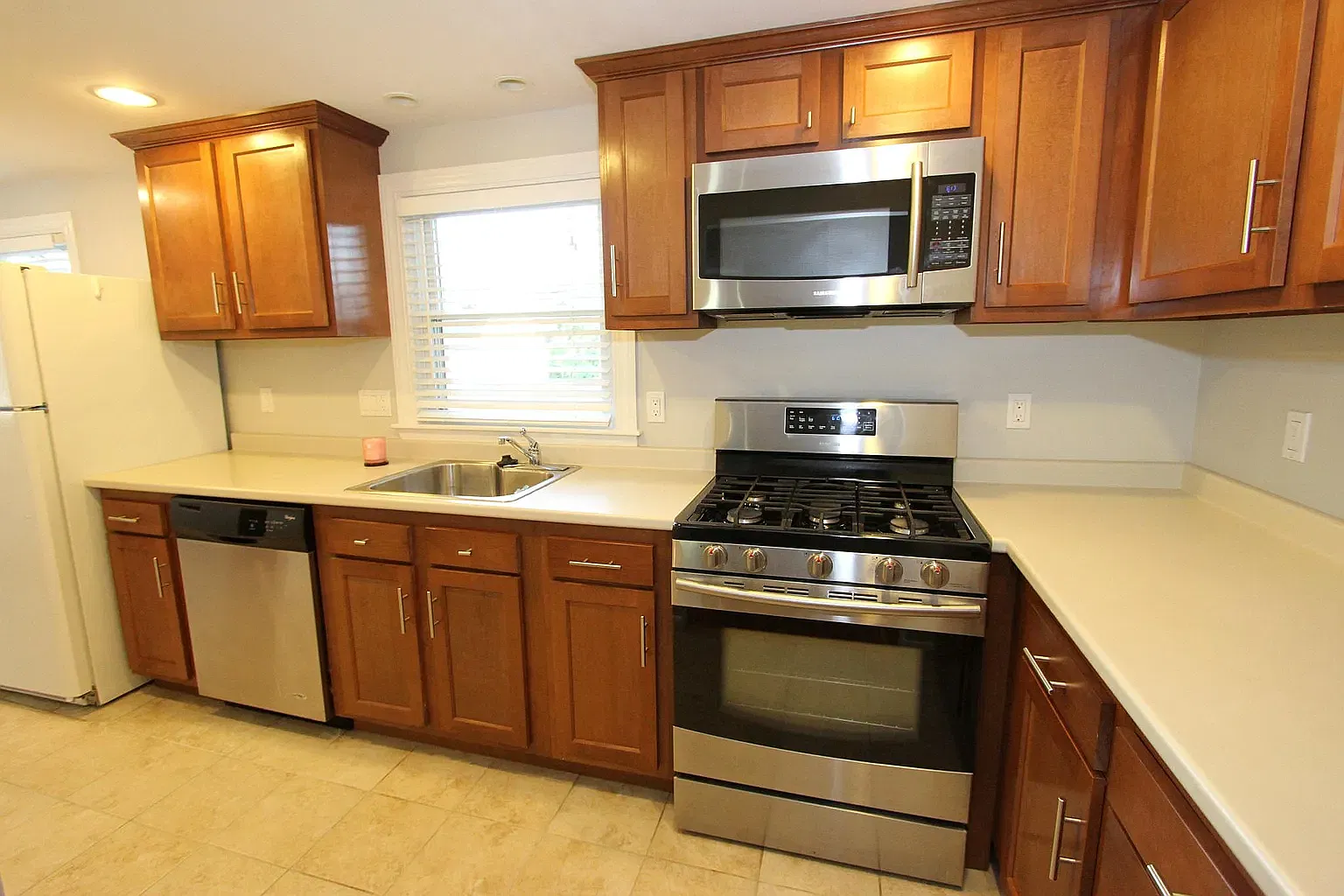 3 bed, 1.5 bath, 1400 sqft, $3,300 — Photo 2
