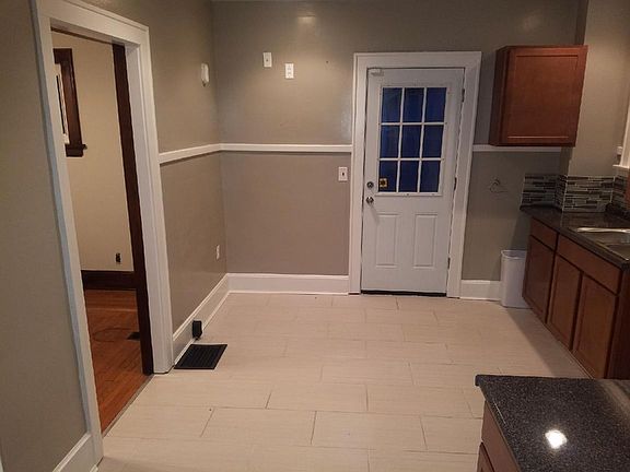3rd image of 1942 Garden Ln