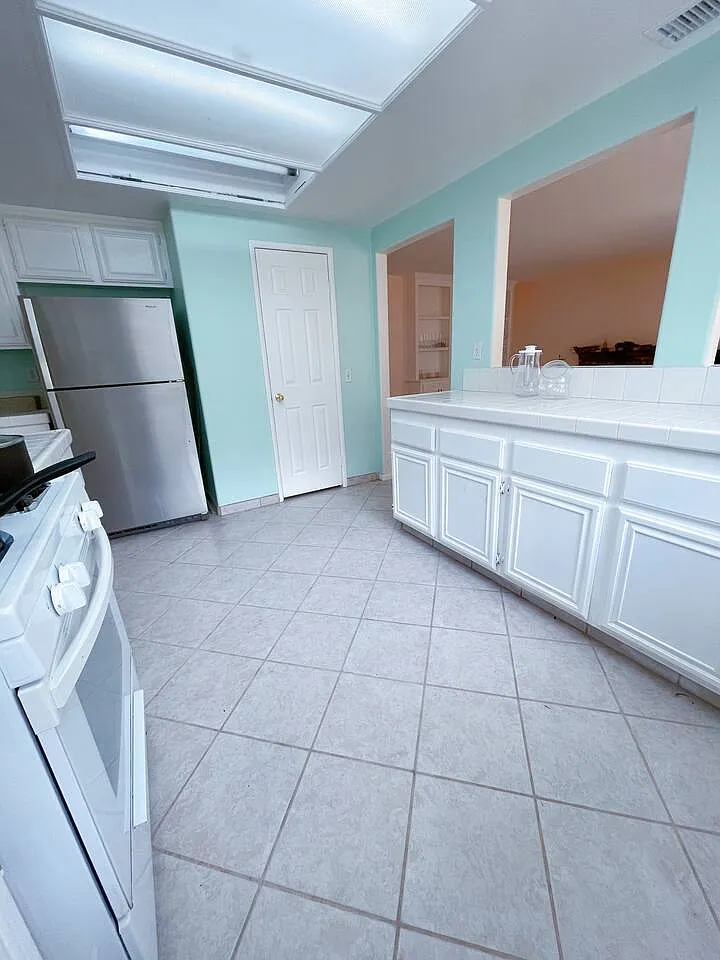 1 bed, 2400 sqft, $1,250 — Photo 4