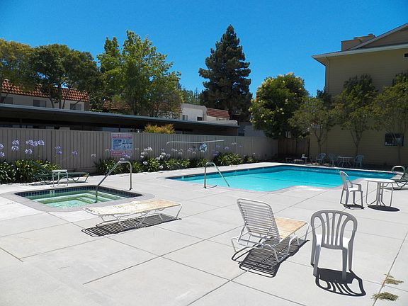 3rd image of 471 Northlake Dr APT 44