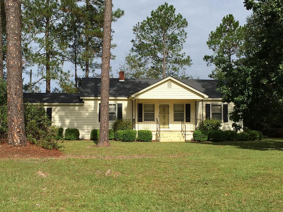 Two bedroom home in the country only minutes to town.