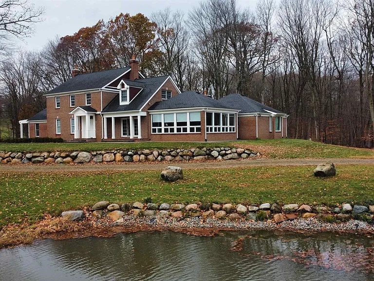 2401 E Brocker Rd — Photo 7