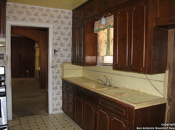 4th image of 2111 Clower St