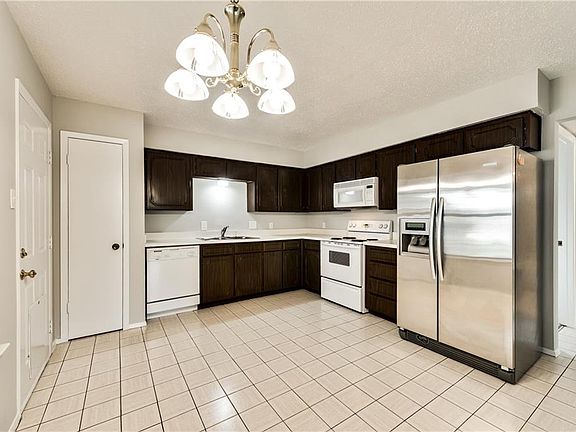 4th image of 2201 Chandelle Dr