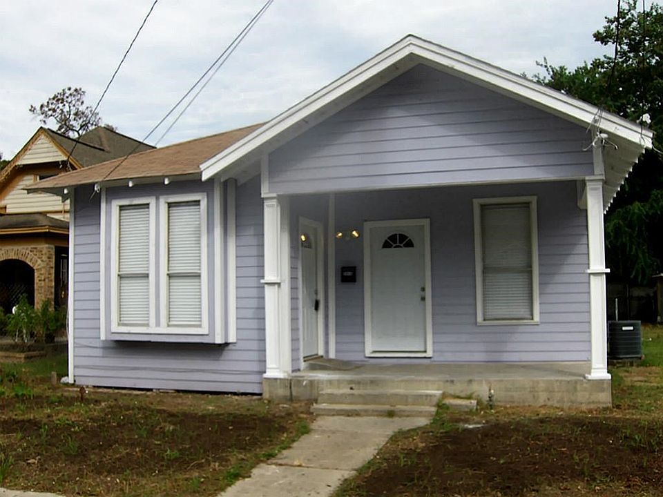 1930 Heights Area Bungalow Located In Premier Location Just
