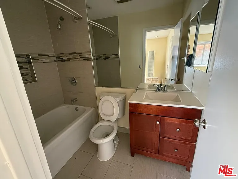 3205 Bartdon Ave — Photo 2
