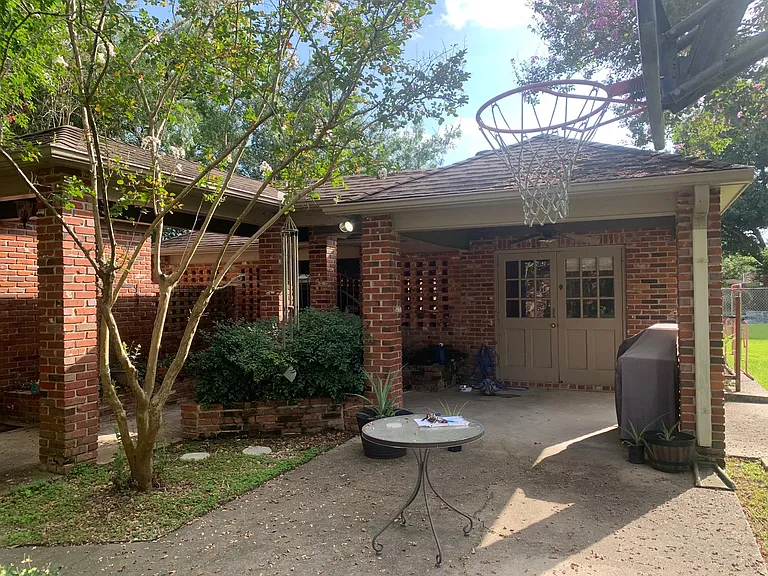 106 Michelle Cir — Photo 3