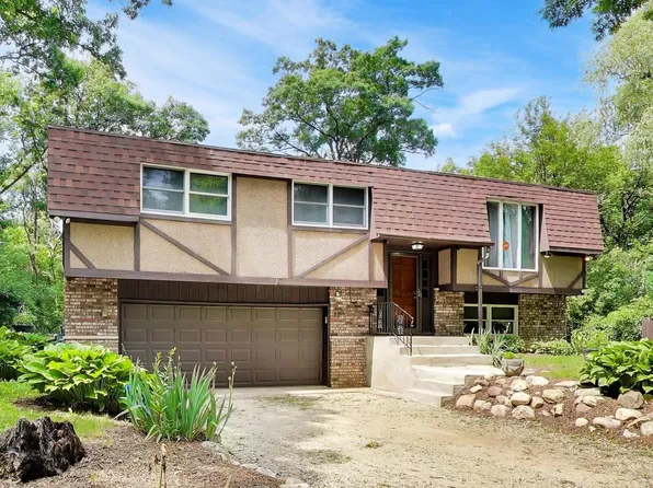 8808 Hickory Ln, Wonder Lake, IL 60097
