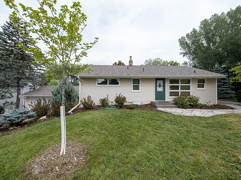 1140 Evergreen Ln N — Photo 1
